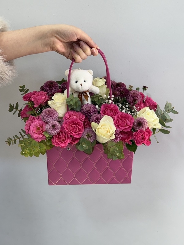 Fuşya Çantada Çiçek Aranjmanı