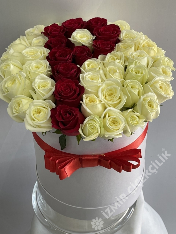 Kutuda Beyaz Kırmızı Harfli Güller