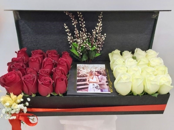 Romantik Kutuda Kırmızı Beyaz Güller