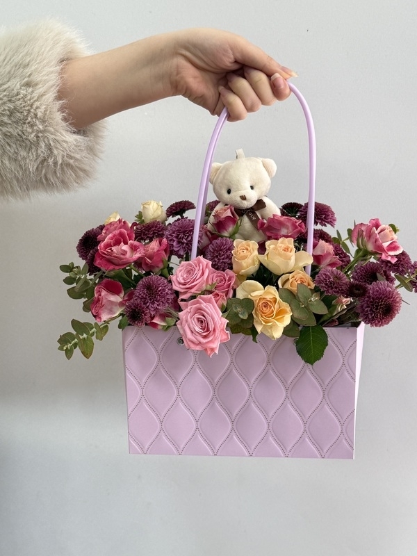 Lila Çantada Çiçek Aranjmanı
